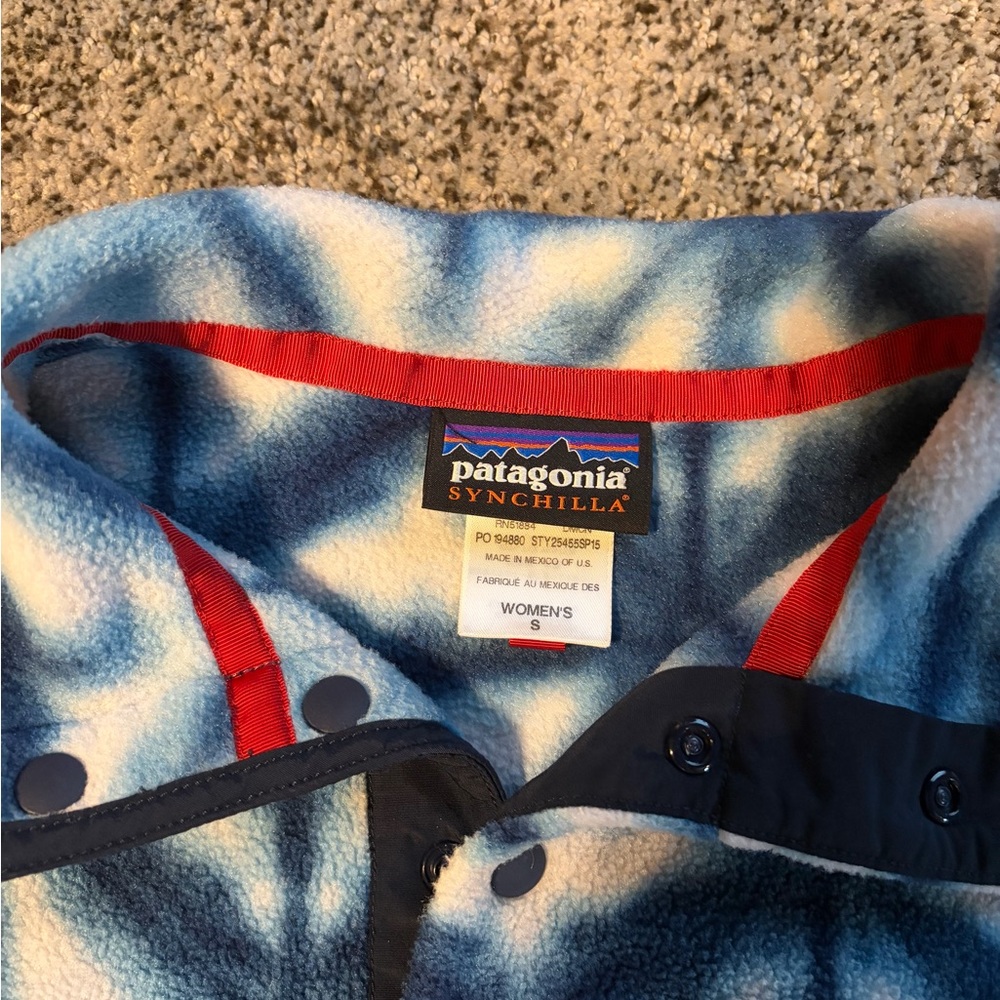 Patagonia Women's Blue and White Tie-Dye Fleece Pullover with Red Trim. - Picture 3 of 3
